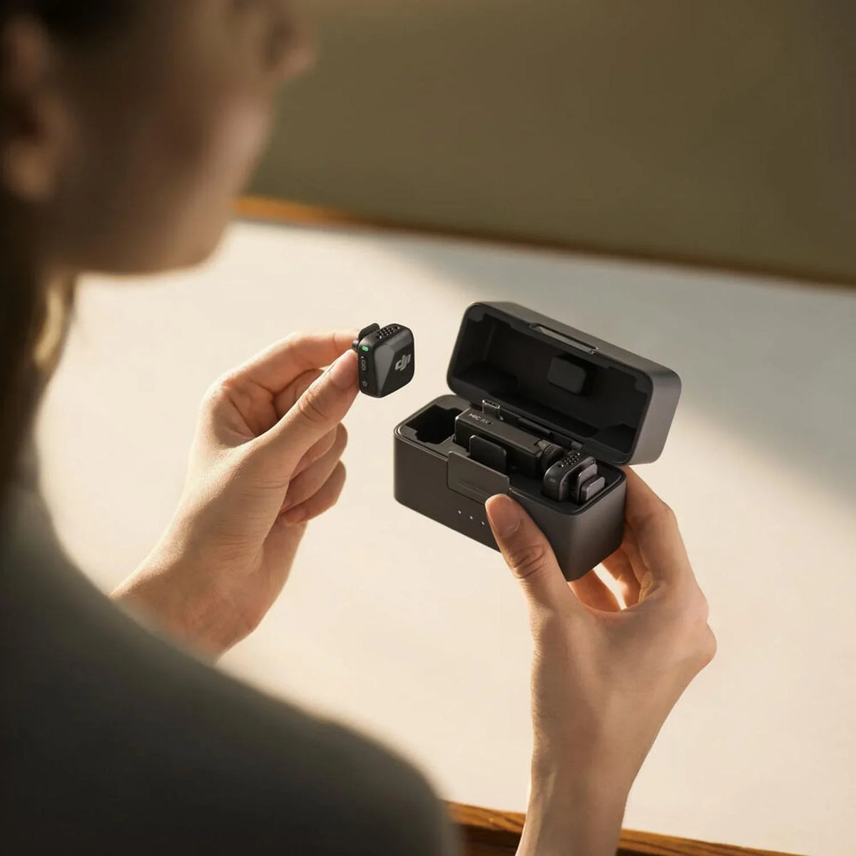 DJI Mic Mini x2 Micrófono Lavalier Inalámbrico 11.5h Cancelación Ruido 400m Vista Lateral - Mall ZOFRI Iquique